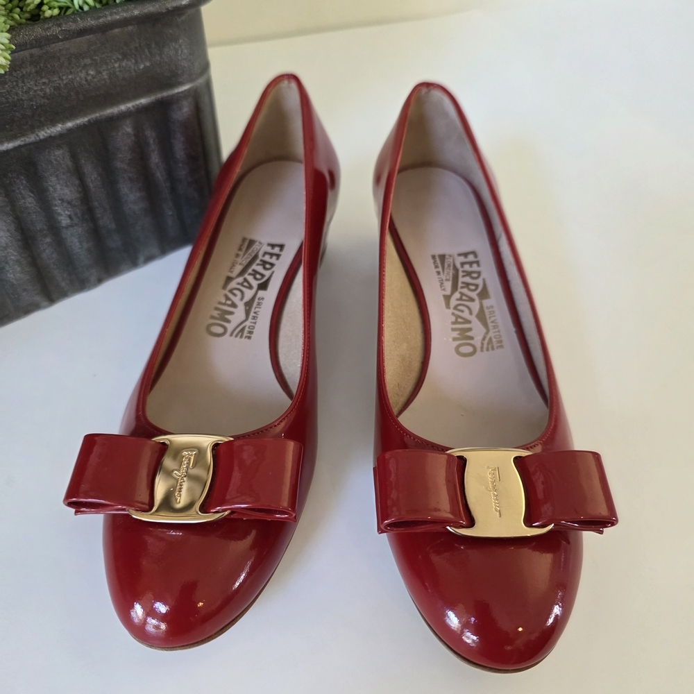Salvatore Ferragamo Red Patent Vara Bow Ballet Flats Gold Logo Italy Size 5.5B - Picture 2 of 14